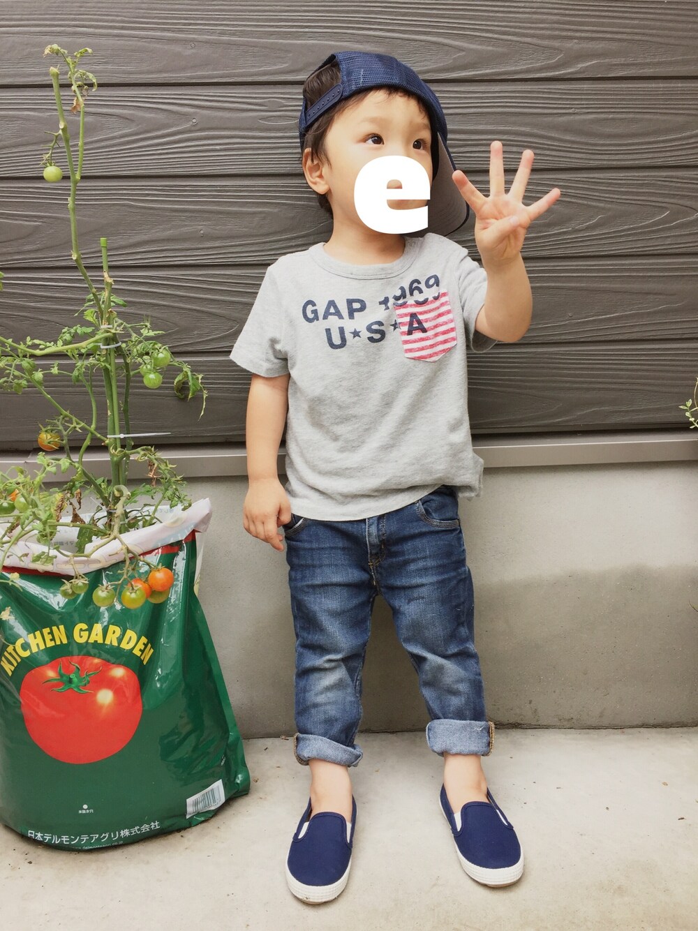 「キャップ、グレーTシャツ、デニム、スリッポン、ロールアップ」｜「GUのアイテム（キャップ、ブルー系）」を使った、YU☺︎さん（キッズ・90cm）の夏コーディネートの1枚目の写真