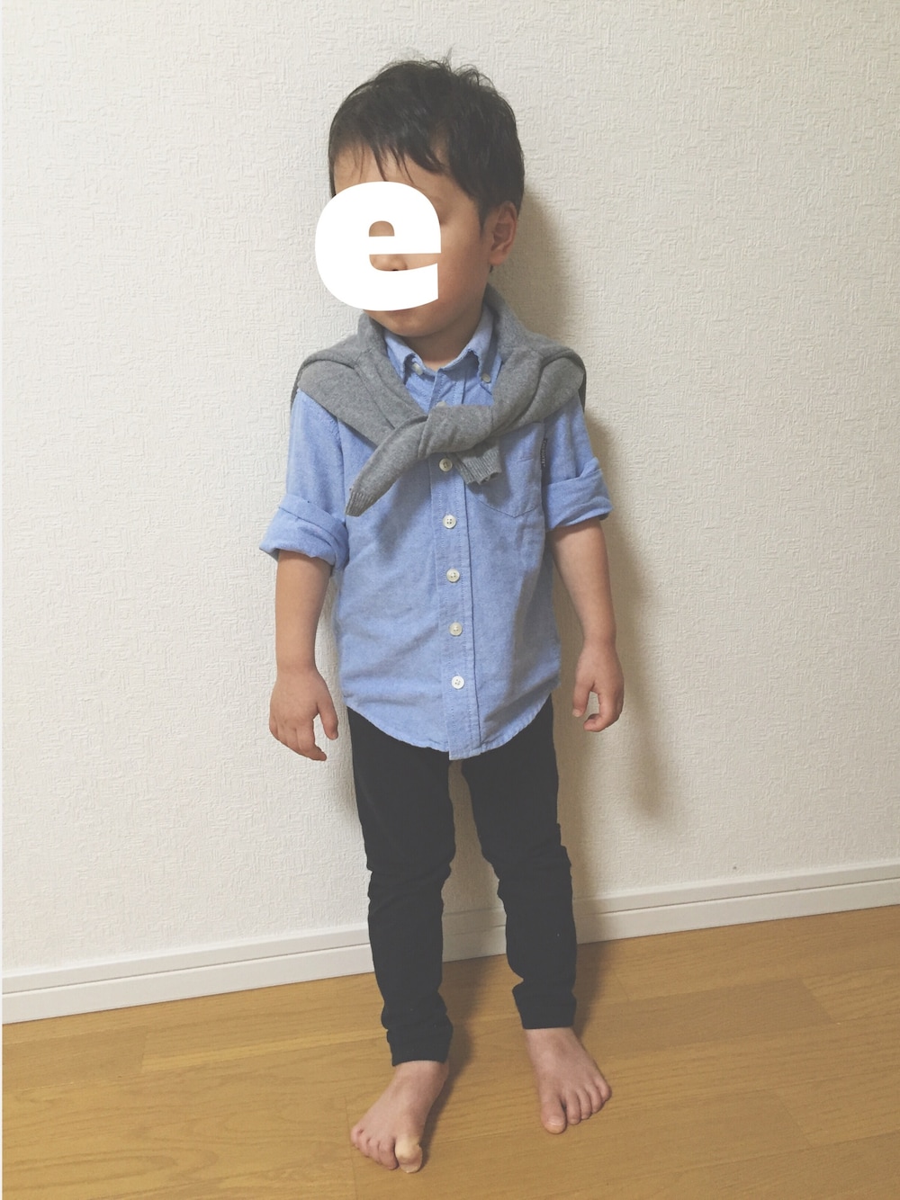 「グレーのカーディガン、カーディガン、カーディガン肩かけ、ブルーシャツ、黒パンツ」｜「H&Mのアイテム（カーディガン/ボレロ、グレー系）」を使った、YU☺︎さん（キッズ・90cm）の秋コーディネートの1枚目の写真