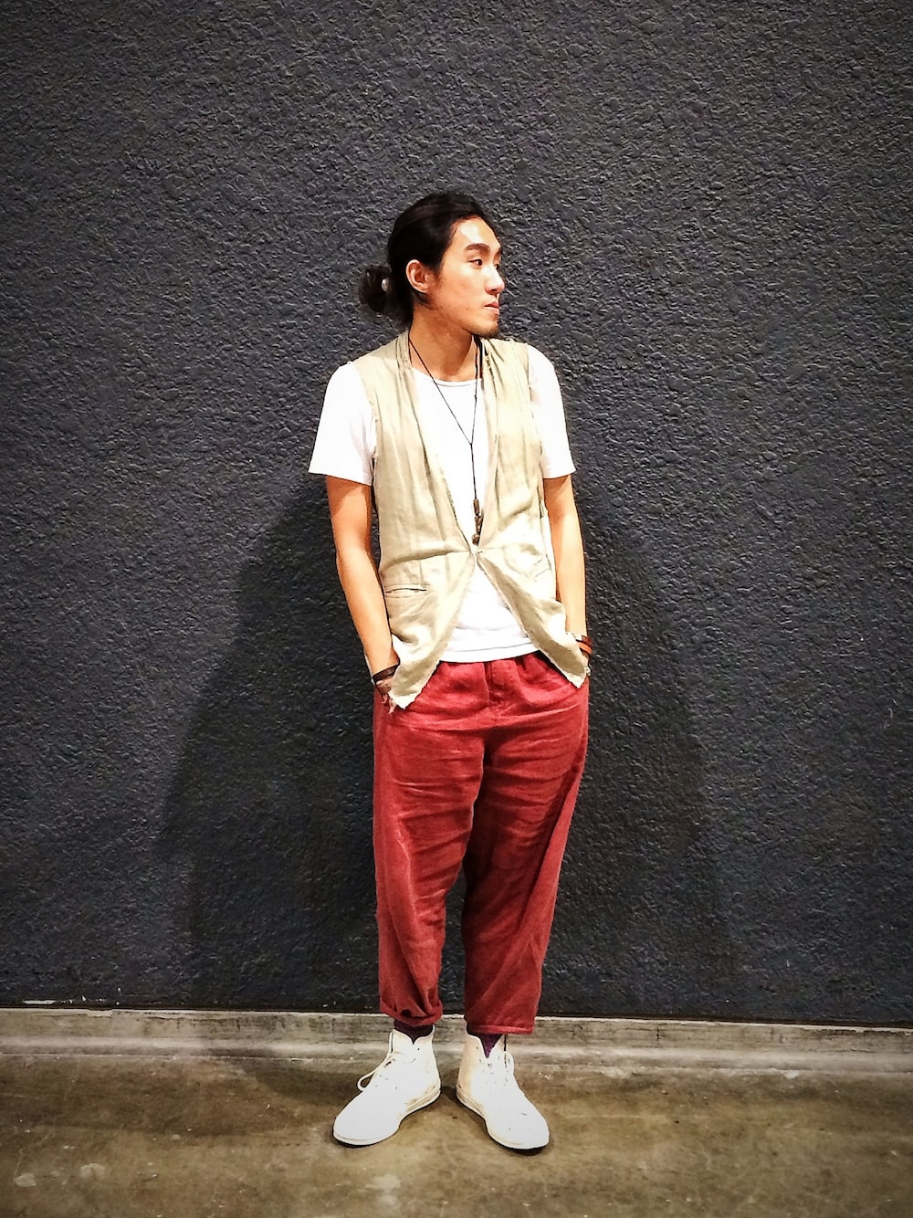「H&Mのアイテム（Tシャツ/カットソー、ホワイト系）」を使った、Geoff Wongさん（メンズ・178cm）の夏コーディネートの1枚目の写真