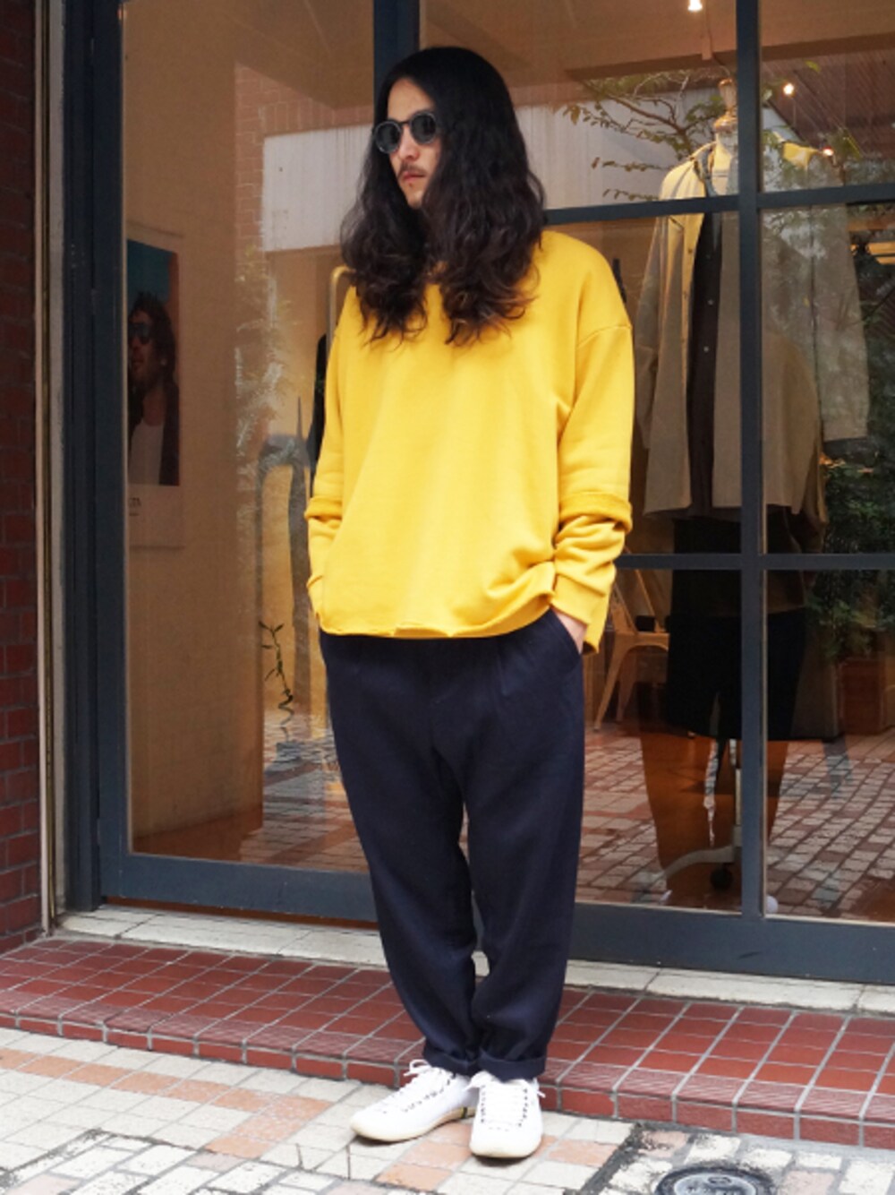 イエロー系のTシャツ/カットソー、イエロー系のスウェット、ブルー系のその他パンツを着用したメンズの夏コーディネートの1枚目の写真