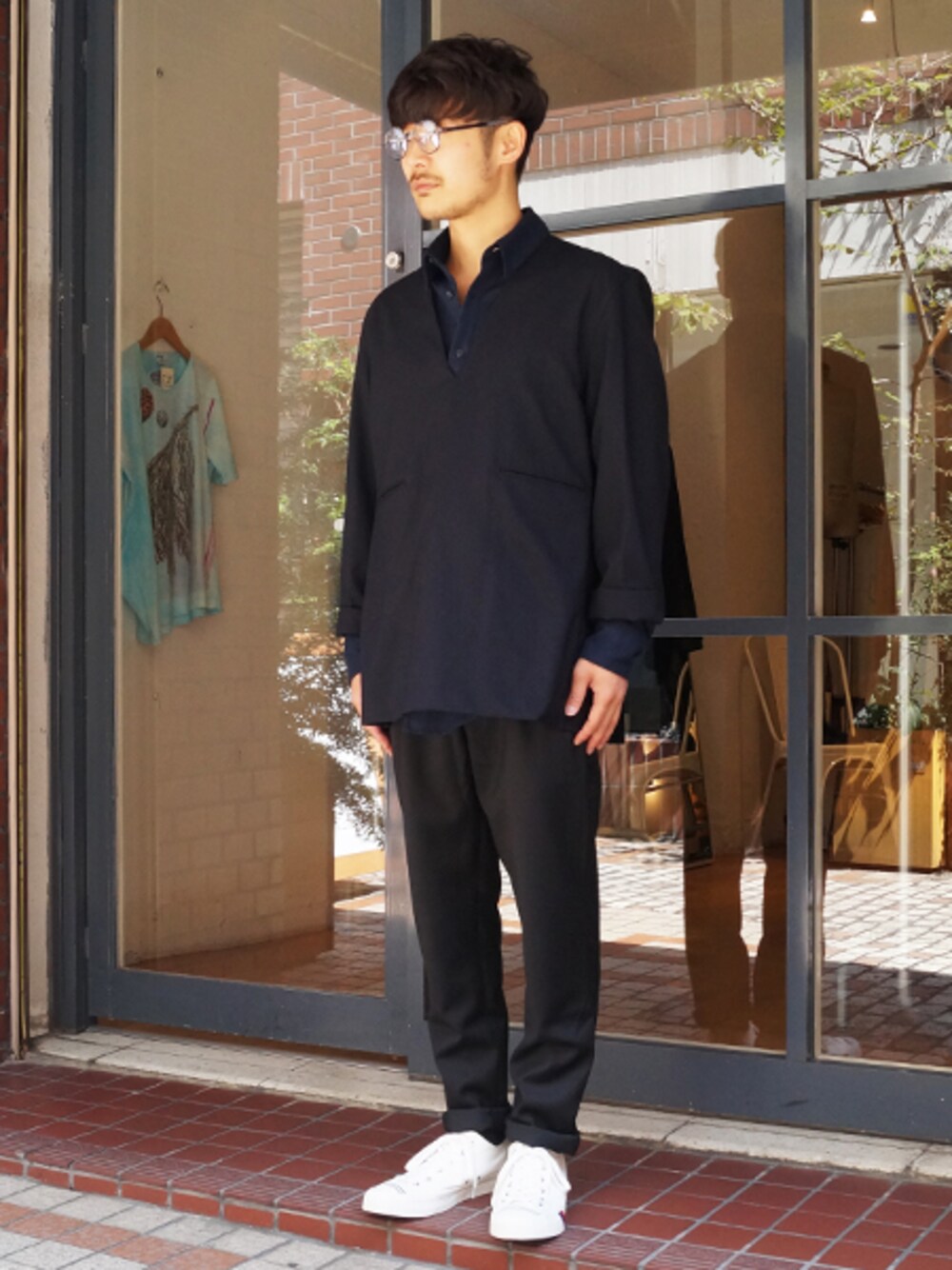 ブラック系のその他トップス、ブルー系のシャツ/ブラウスを着用したメンズの秋コーディネートの1枚目の写真
