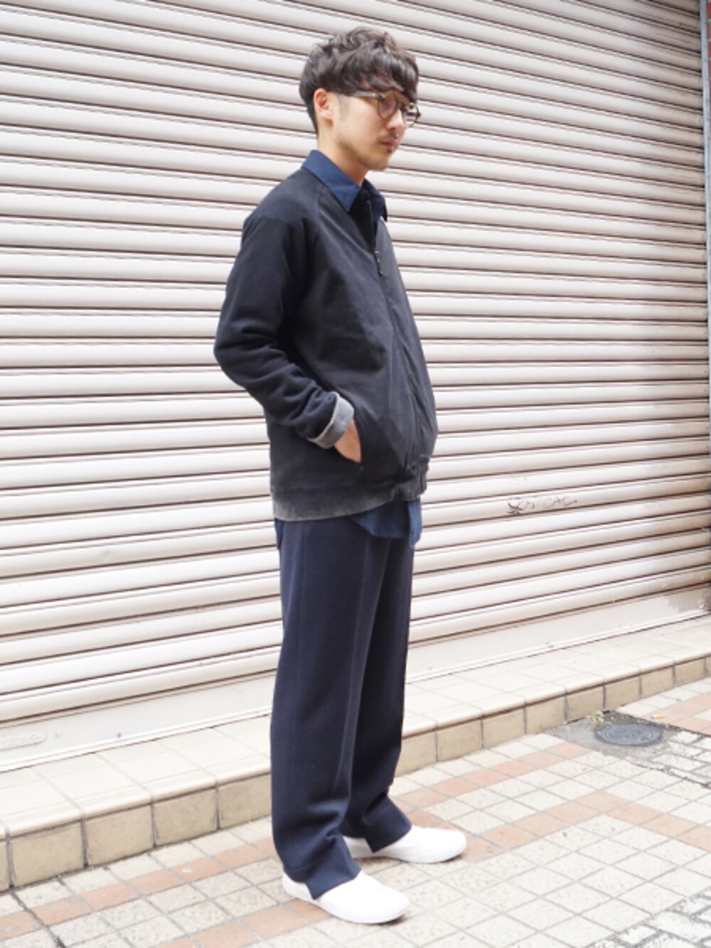 ブラック系のブルゾン、ブルー系のシャツ/ブラウス、ブラック系のその他パンツを着用したメンズの秋コーディネートの1枚目の写真