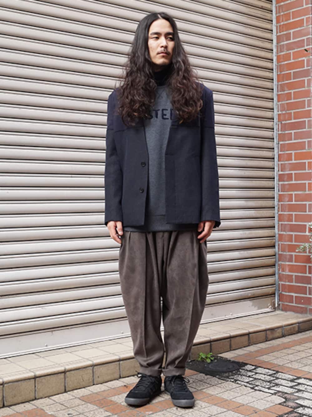 ブラック系のテーラードジャケット、グレー系のスウェット、ブラウン系のその他パンツを着用したメンズの冬コーディネートの1枚目の写真