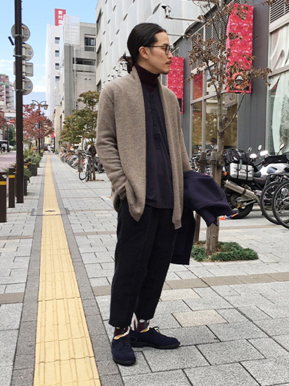 ブルー系のブルゾン、ブラウン系のカーディガン/ボレロ、レッド系のニット/セーターを着用したメンズの秋コーディネートの1枚目の写真
