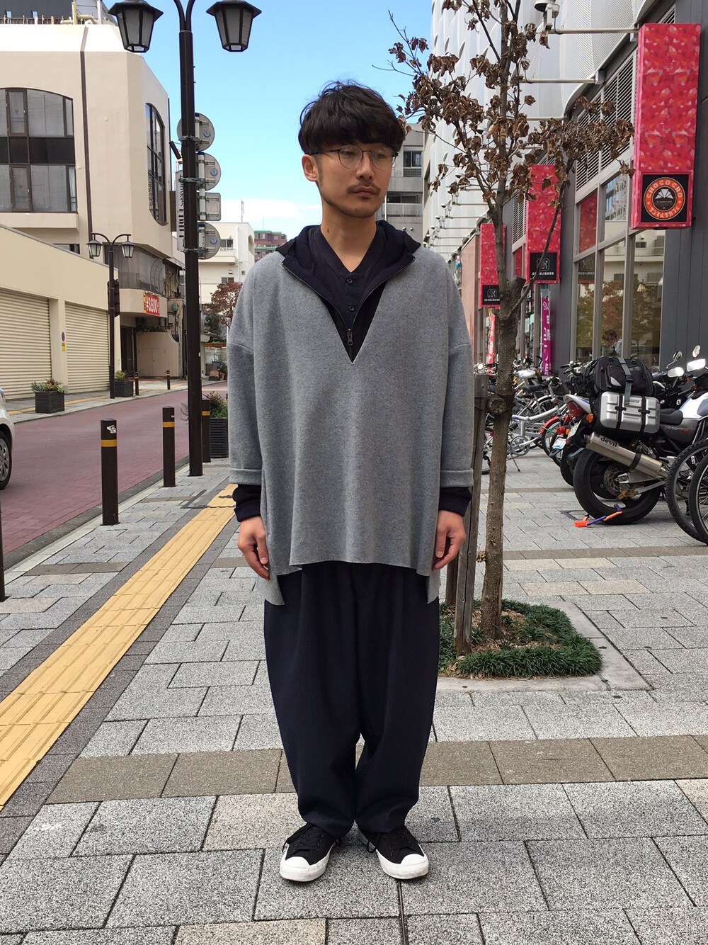 グレー系のTシャツ/カットソー、ブラック系のパーカー、ブルー系のTシャツ/カットソーを着用したメンズの秋コーディネートの1枚目の写真