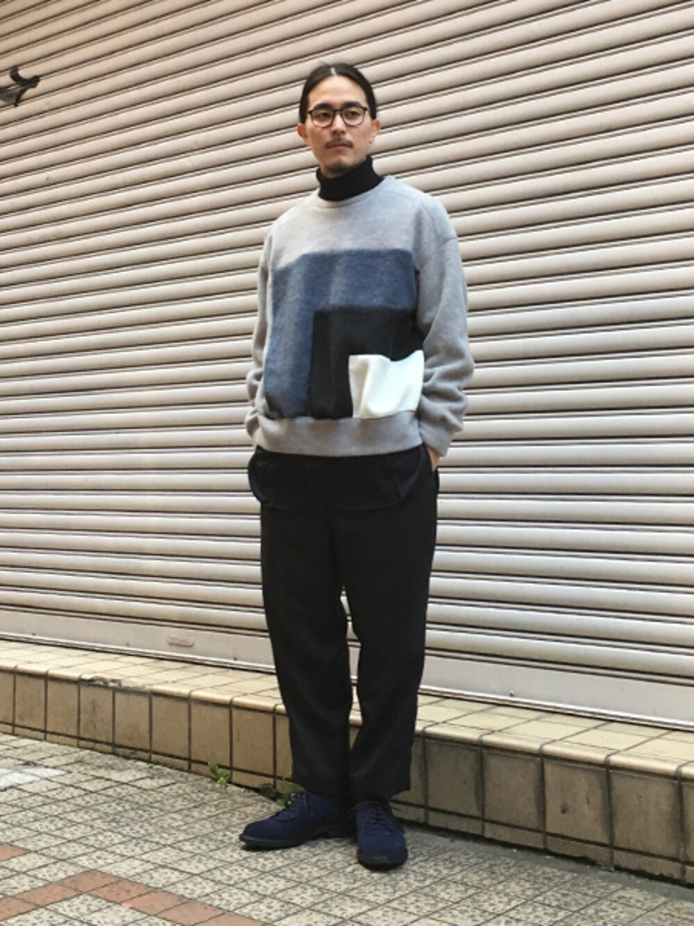 グレー系のスウェット、ブルー系のカーディガン/ボレロ、ブルー系のニット/セーターを着用したメンズの秋コーディネートの1枚目の写真