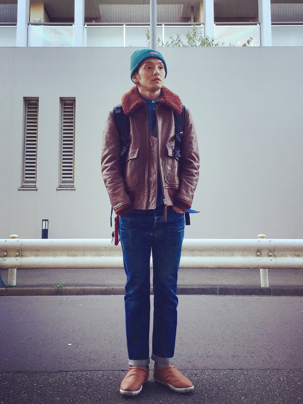 「カジュアルコーデ、スニーカー、キレイめ、ニット帽、ootd、ラフ、シンプル、ゆるコーデ、デニム、レザージャケット」｜「Supreme のアイテム（ニットキャップ/ビーニー、ブルー系）」を使った、minimaljpさん（メンズ・173cm）の冬コーディネートの1枚目の写真