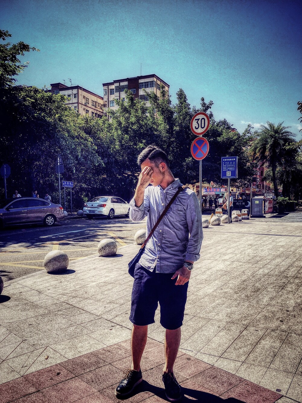 ブルー系のシャツ/ブラウス、ブルー系のメッセンジャーバッグ、ブルー系のカーゴパンツを着用したメンズの夏コーディネートの1枚目の写真