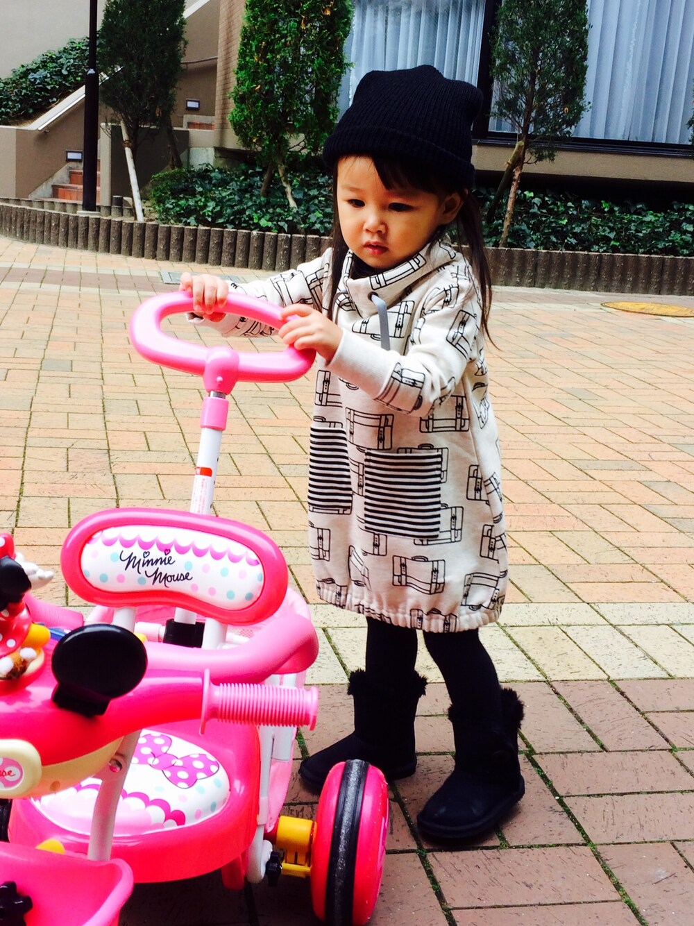 「ムートンブーツ、ワンピース、ニット帽」｜「maarookのアイテム（ワンピース、ホワイト系）」を使った、fukoさん（キッズ・90cm）の秋コーディネートの1枚目の写真