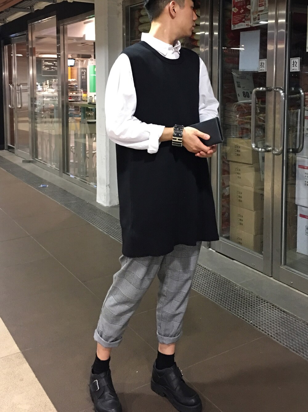 「MONKIのアイテム（スラックス、グレー系）」を使った、Marco Kungさん（メンズ・177cm）の秋コーディネートの1枚目の写真