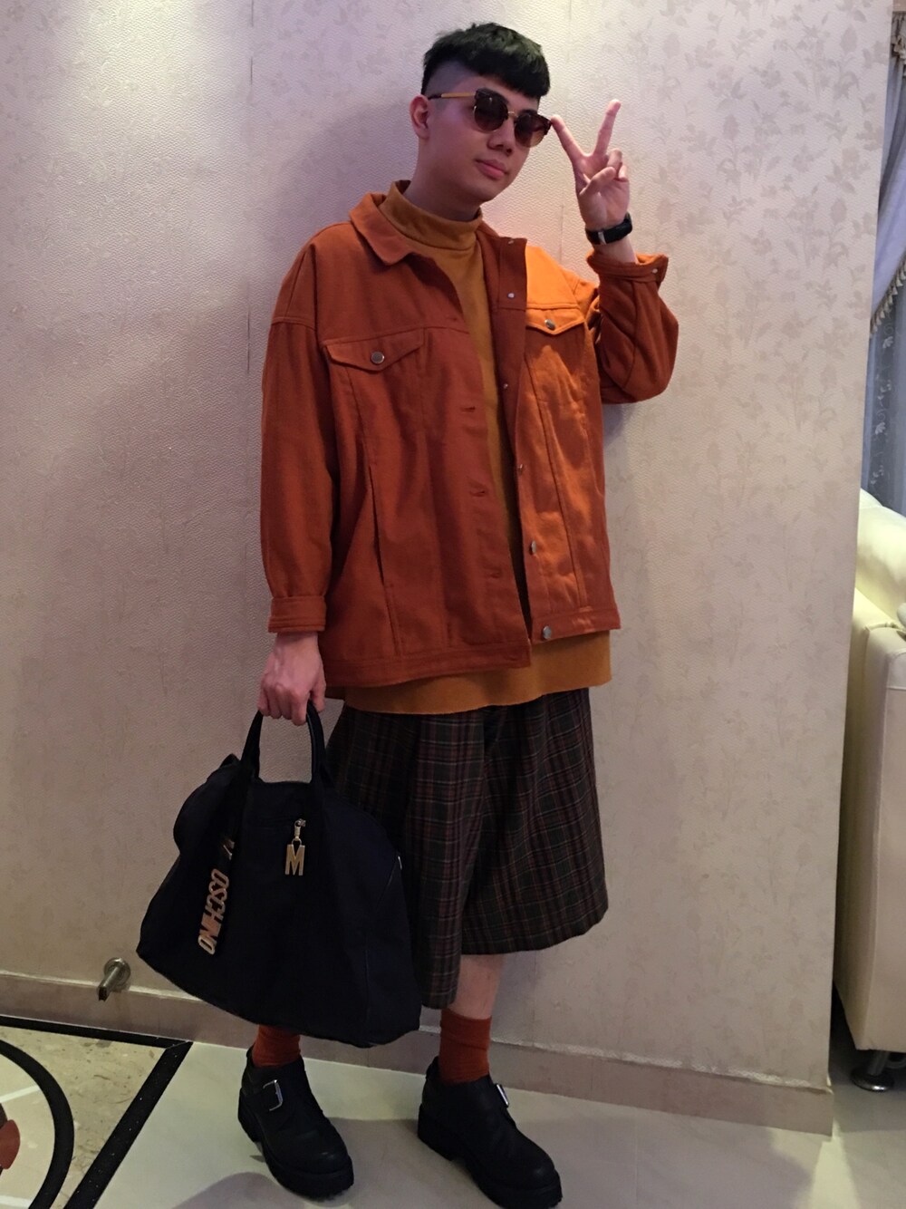 「MONKIのアイテム（ジャケット/アウター、ブラウン系）」を使った、Marco Kungさん（メンズ・177cm）の秋コーディネートの1枚目の写真