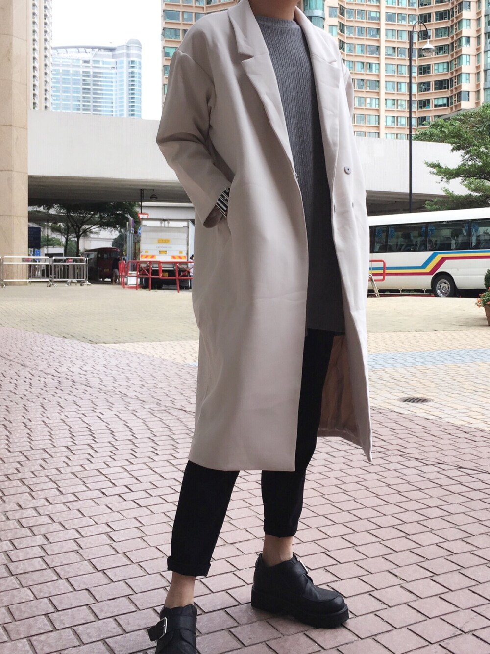 「MONKIのアイテム（トップス、シルバー系）」を使った、Marco Kungさん（メンズ・177cm）の秋コーディネートの1枚目の写真