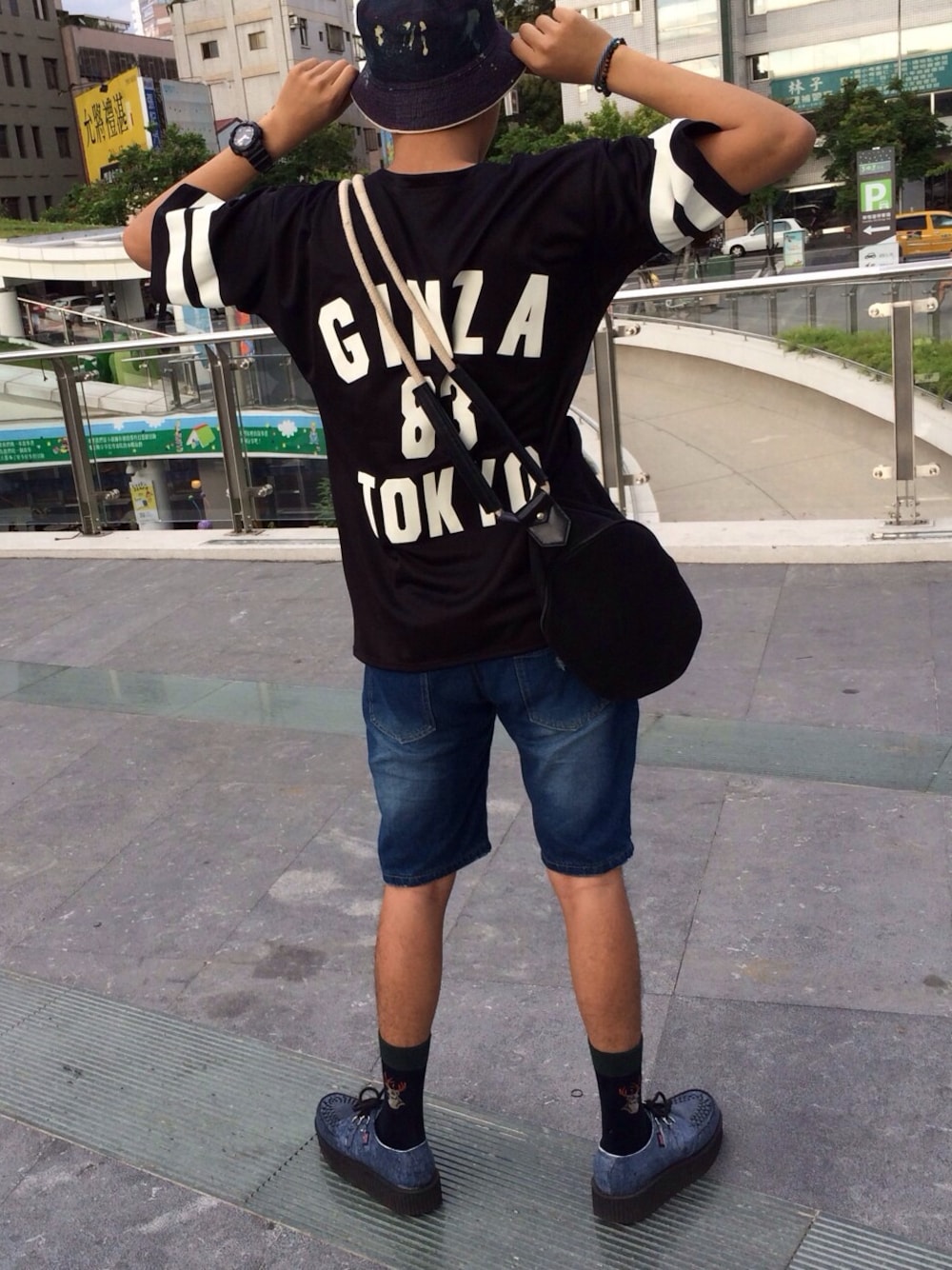 「H&M、G-SHOCK、asos、TUK、BUCKET HAT」｜「asosの【入荷禁止】ASOS Zip Through Hoodie（パーカー、ブラック系）」を使った、Marc さん（メンズ・177cm）の春コーディネートの1枚目の写真