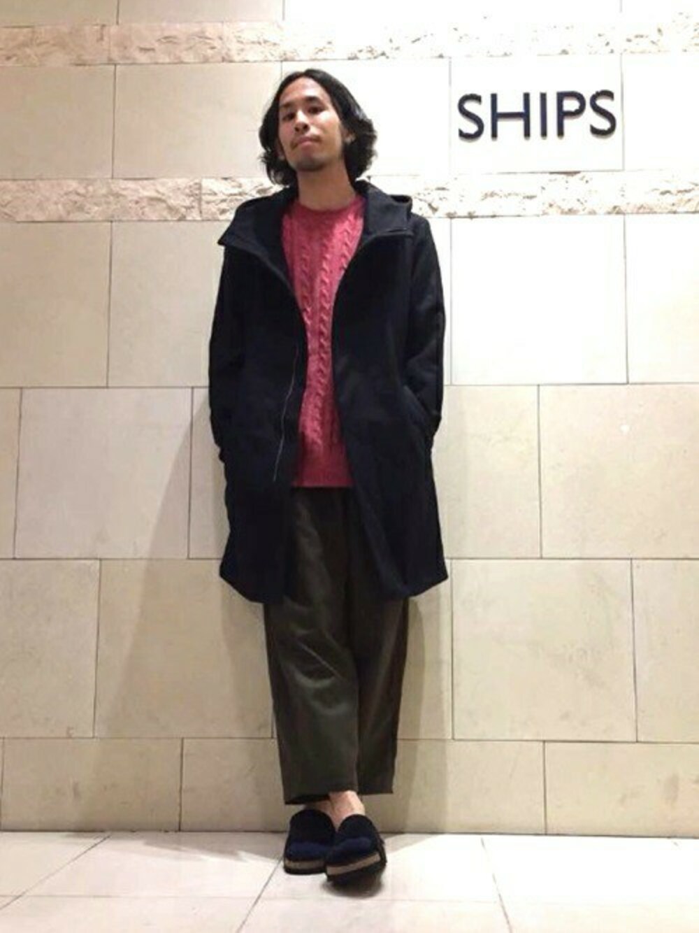 「ニット、シップス、ワイドパンツ、SHIPS、フードコート、SHIPS JET BLUE、シップスジェットブルー(SHIPS JET BLUE)」｜「SHIPS JET BLUEのSHIPS JET BLUE: ウールフードコート■（その他アウター、ブラック系）」を使った、黒須さん（メンズ・168cm）の秋コーディネートの1枚目の写真