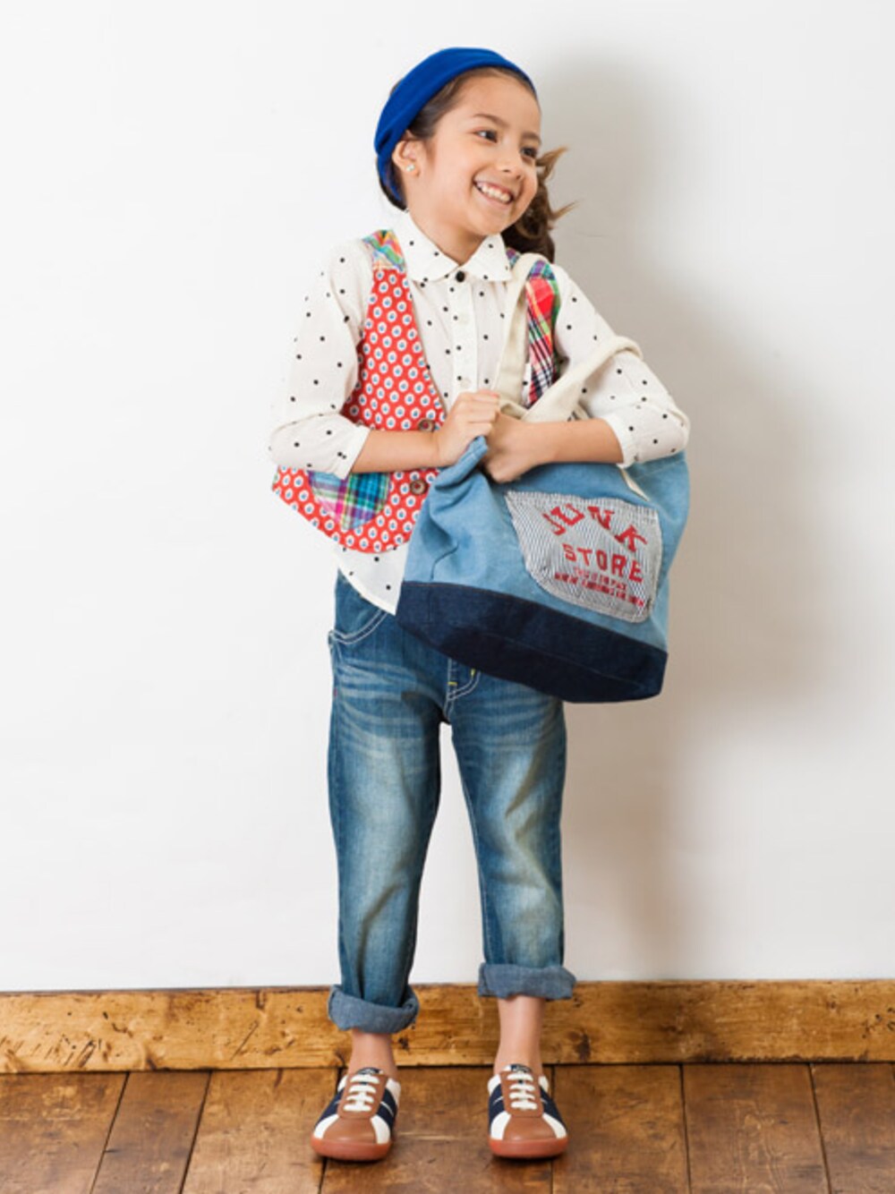 「トートBAG、 アメカジ、BREEZE、 JUNK STORE、シャツ×ベスト、 8分袖シャツ」｜「BREEZEの八分袖6色3柄シャツ（シャツ/ブラウス、ホワイト系）」を使った、F.O.OnlineStoreさん（キッズ・110cm）の秋コーディネートの1枚目の写真