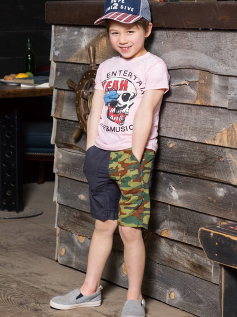 ピンク系のトップス、グレー系のパンツを着用したキッズの春コーディネートの1枚目の写真