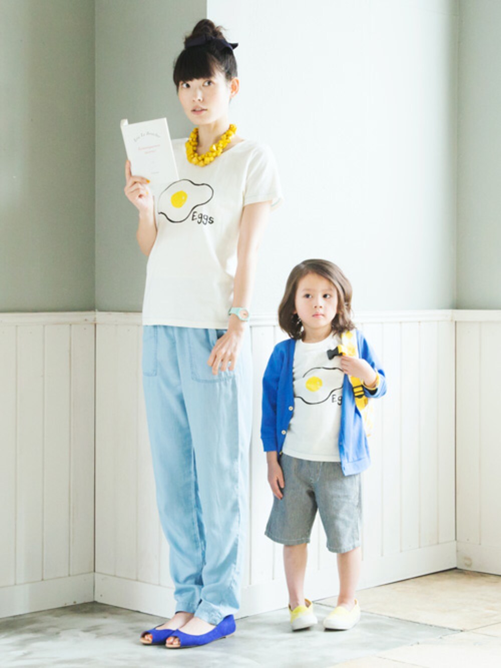 ブルー系のトップス、ブルー系のトップス、ブルー系のパンツを着用したキッズの春コーディネートの1枚目の写真