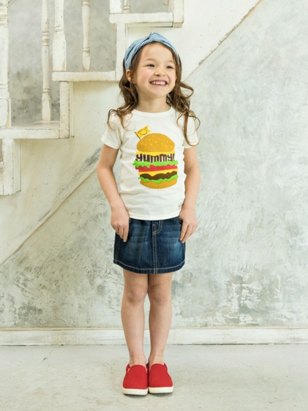 「カジュアル、アメカジ、キッズコーデ、春コーデ、junk store、女の子コーデ」｜「BREEZEのネット限定BURGER Tシャツ（Tシャツ/カットソー、ホワイト系）」を使った、F.O.OnlineStoreさん（キッズ・110cm）の春コーディネートの1枚目の写真