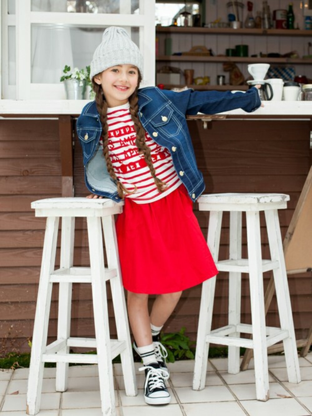 「スカート、カジュアル、ボーダー、キッズコーデ、春コーデ、おんなのこ」｜「REDDY APPLESEEDのAppleロゴボーダーＴシャツ（Tシャツ/カットソー、レッド系）」を使った、F.O.OnlineStoreさん（キッズ・110cm）の春コーディネートの1枚目の写真