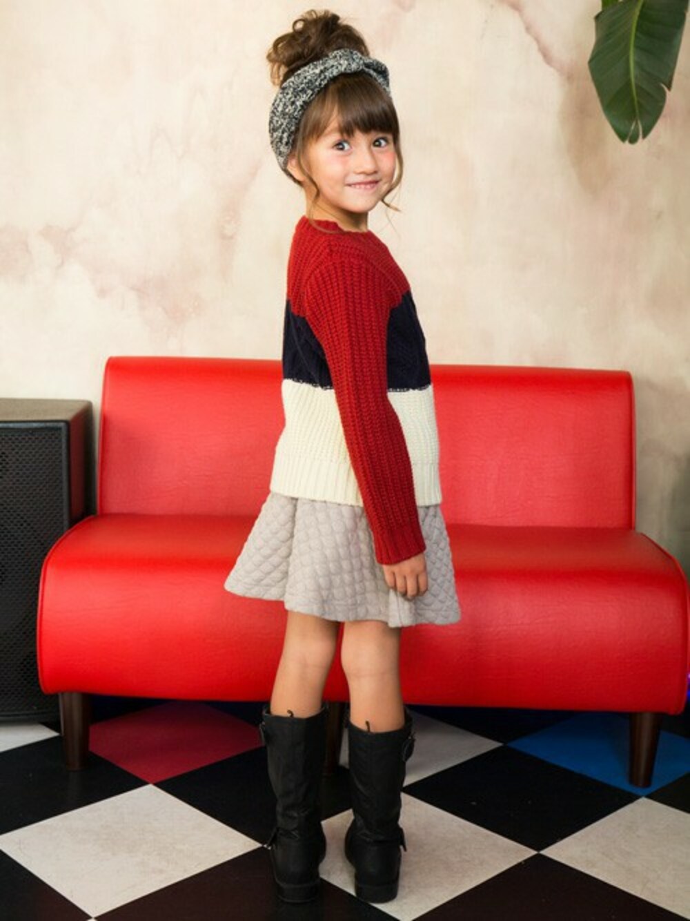 「秋のコーデ、キッズコーデ、女の子、カジュアルコーデ、Sunny Landscape、junk store、おんなのこ、キッズファッション、F.O.Online Store」｜「apres les coursのニットキルトスカート（スカート、グレー系）」を使った、F.O.OnlineStoreさん（キッズ・110cm）の秋コーディネートの1枚目の写真