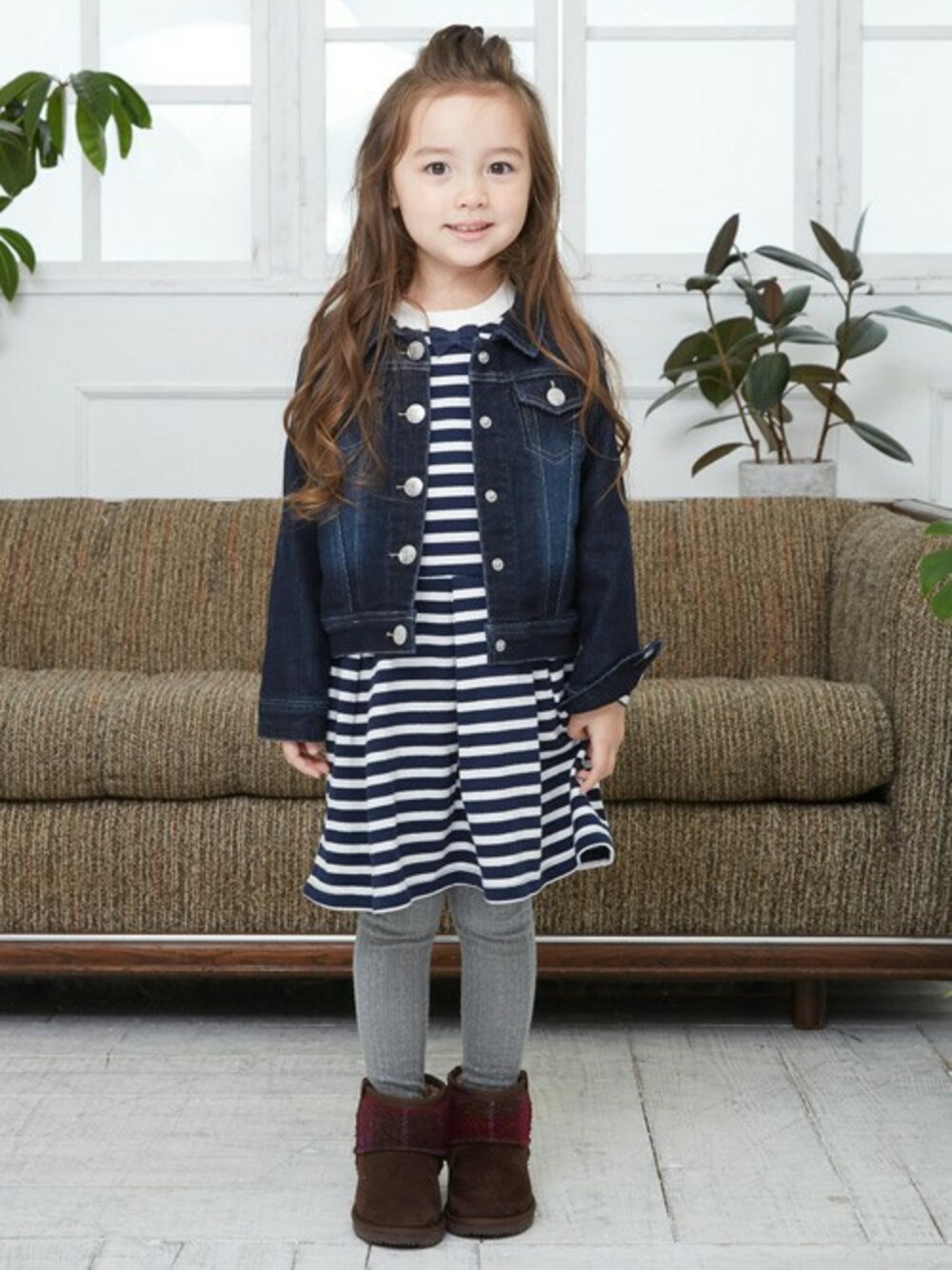 「デニム、ワンピース、ボーダー、キッズコーデ、女の子、カジュアルコーデ、Sunny Landscape、kidsfashion、キッズファッション、F.O.Online Store」｜「apres les coursのデニムジャケット（デニムジャケット、ブルー系）」を使った、F.O.OnlineStoreさん（キッズ・110cm）の秋コーディネートの1枚目の写真