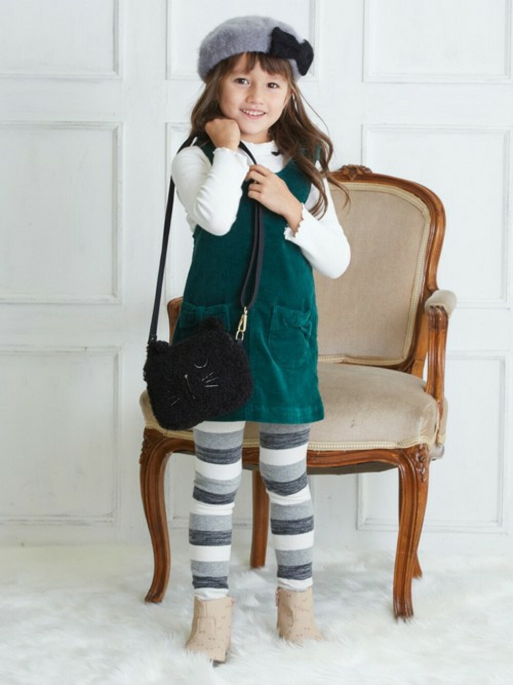 「秋のコーデ、ジャンパースカート、キッズコーデ、ネコ、女の子、カジュアルコーデ、Sunny Landscape、kidsfashion、キッズファッション、F.O.Online Store」｜「apres les coursのリブインナーＴシャツ（Tシャツ/カットソー、ホワイト系）」を使った、F.O.OnlineStoreさん（キッズ・110cm）の秋コーディネートの1枚目の写真