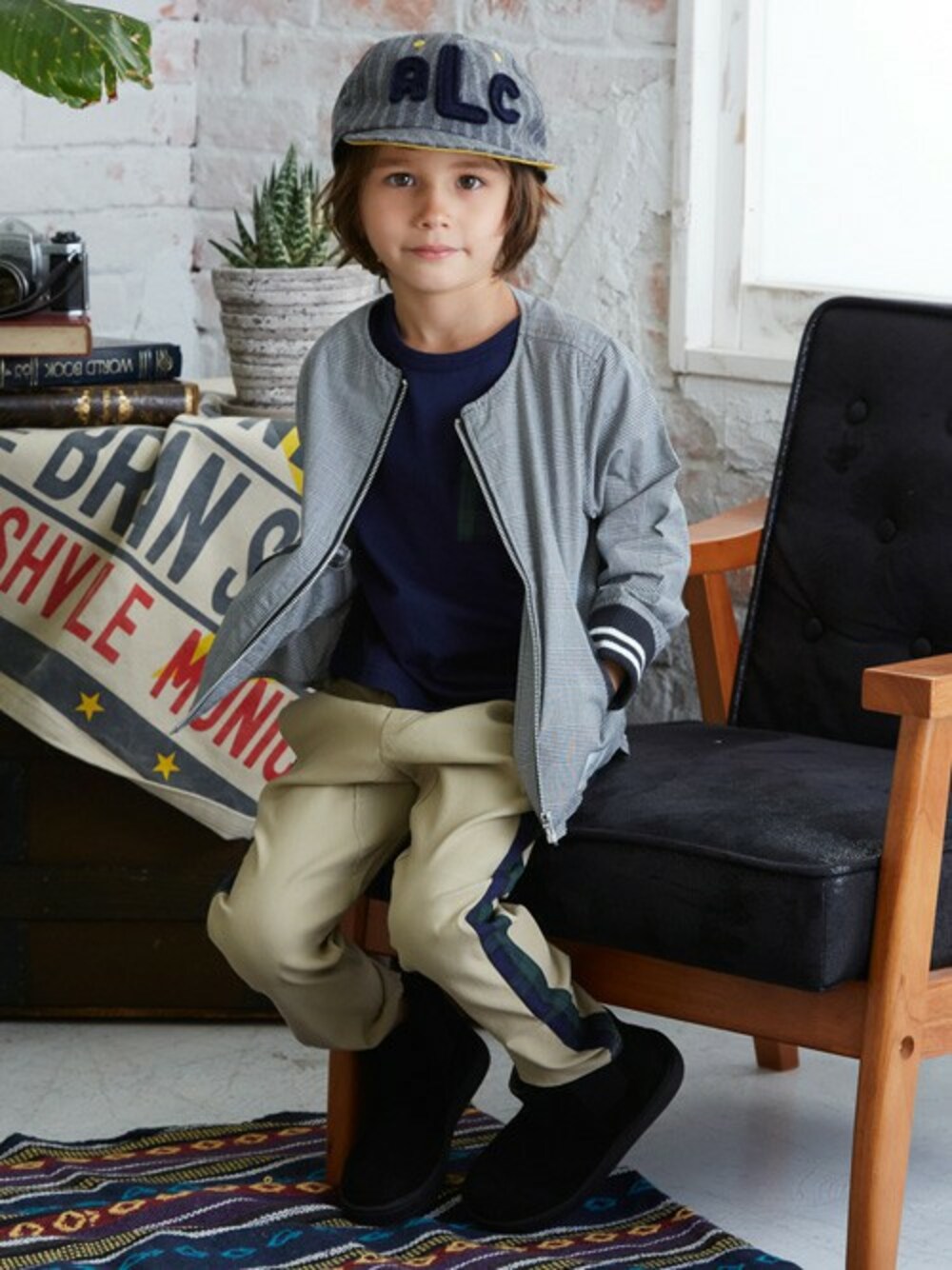 「チェック、秋のコーデ、キッズコーデ、男の子、カジュアルコーデ、おとこのこ、kidsfashion、キッズファッション、apres les cours、F.O.Online Store」｜「apres les coursのノーカラーシャツブルゾン（ブルゾン、グリーン系）」を使った、F.O.OnlineStoreさん（キッズ・110cm）の秋コーディネートの1枚目の写真