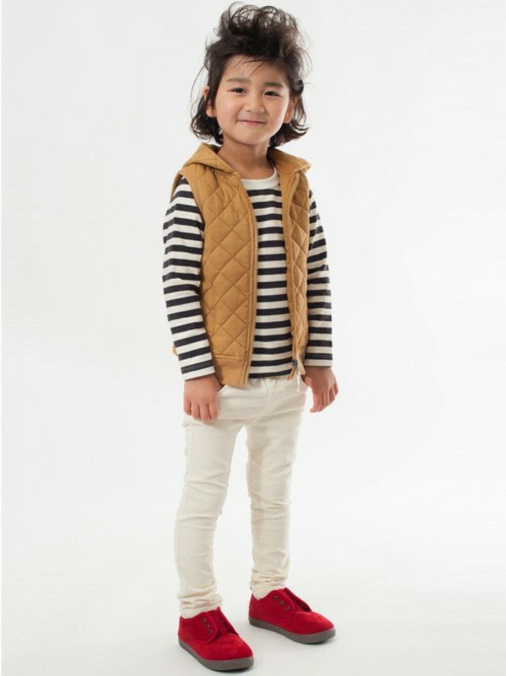 「ボーダー、シンプル、秋のコーデ、キッズコーデ、男の子、カジュアルコーデ、Sunny Landscape、キッズファッション、F.O.Online Store」｜「apres les coursのキルトベスト（ダウンベスト、イエロー系）」を使った、F.O.OnlineStoreさん（キッズ・110cm）の秋コーディネートの1枚目の写真