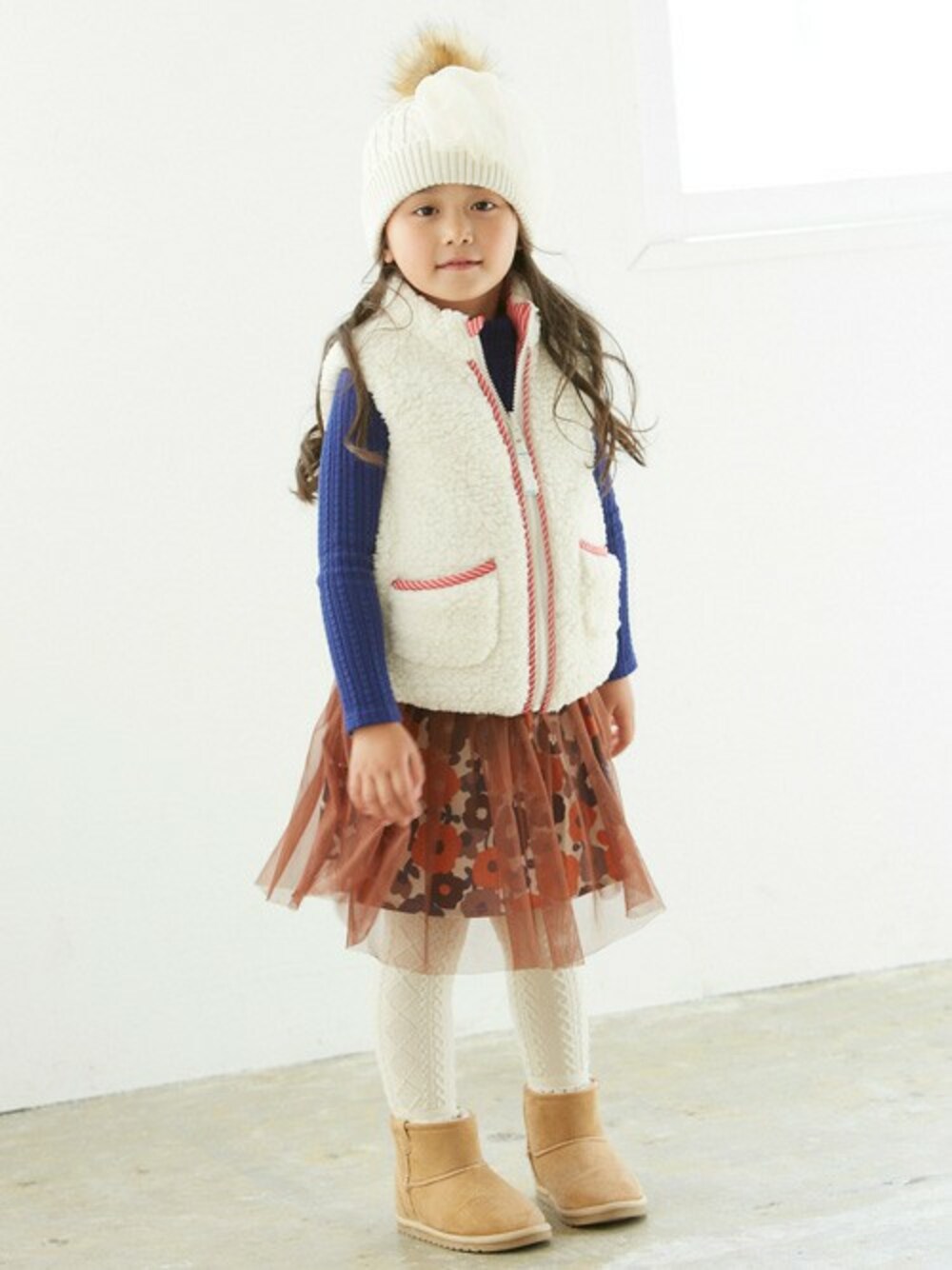 「秋のコーデ、チュールスカート、キッズコーデ、女の子、カジュアルコーデ、kidsfashion、キッズファッション、seraph、F.O.Online Store」｜「Seraphの4色3柄リバーシブルベスト（ダウンベスト、レッド系）」を使った、F.O.OnlineStoreさん（キッズ・110cm）の秋コーディネートの1枚目の写真