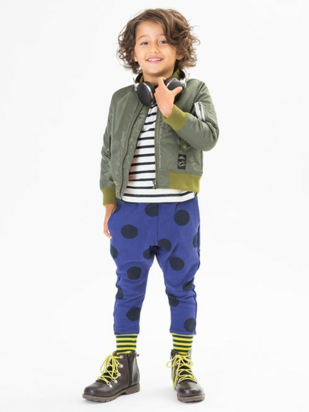 「シンプル、MA-1、秋のコーデ、ドット、キッズコーデ、男の子、カジュアルコーデ、キッズファッション、F.O.Online Store」｜「BREEZEのＭＡ-1ジャケット（MA-1、グリーン系）」を使った、F.O.OnlineStoreさん（キッズ・110cm）の秋コーディネートの1枚目の写真