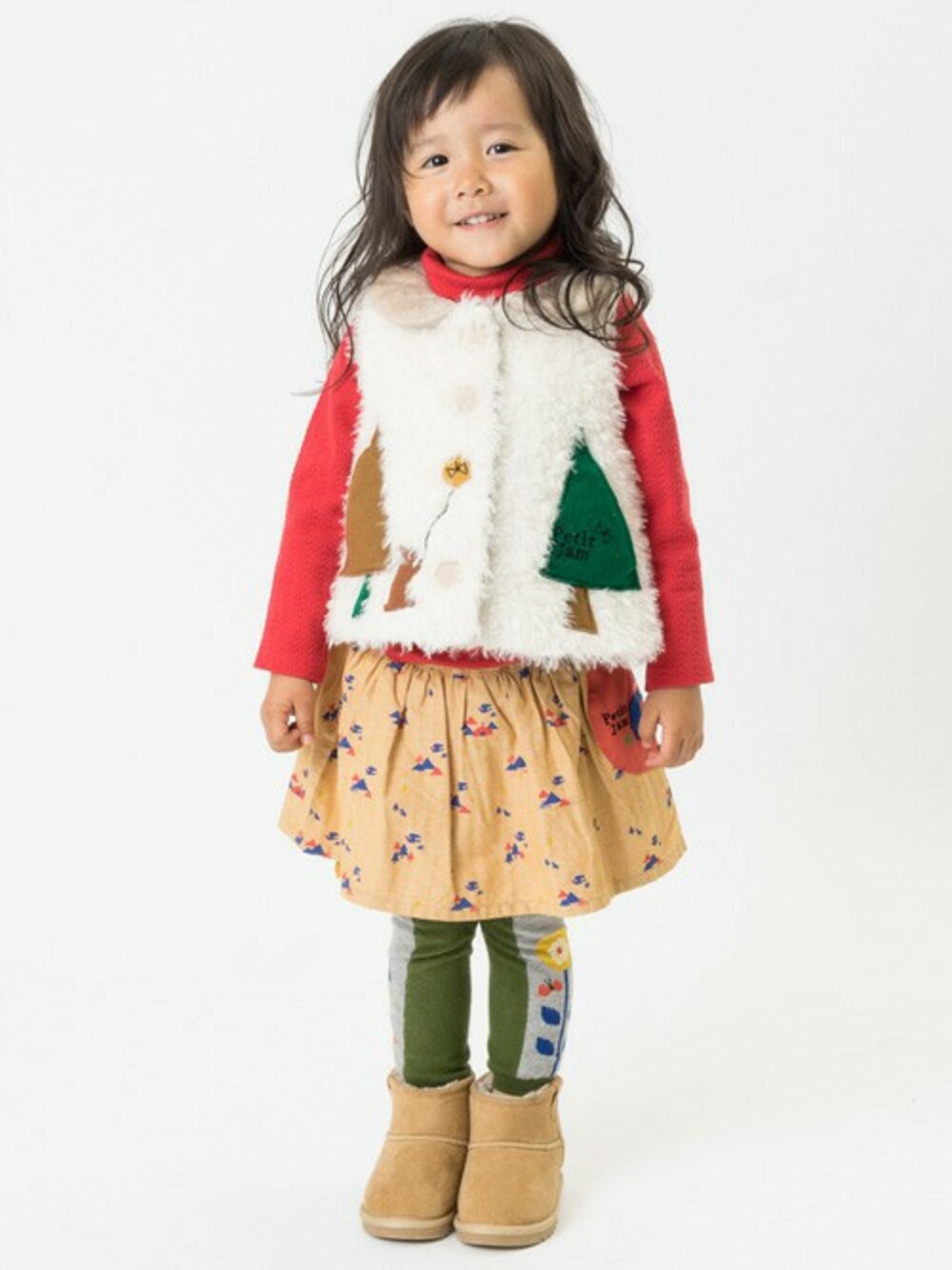 「ブーツ、秋のコーデ、キッズコーデ、petit jam、女の子、秋コーデ、おんなのこ、キッズファッション、F.O.Online Store」｜「Petit jamのお花とちょうちょのタートルネック（Tシャツ/カットソー、レッド系）」を使った、F.O.OnlineStoreさん（キッズ・90cm）の秋コーディネートの1枚目の写真