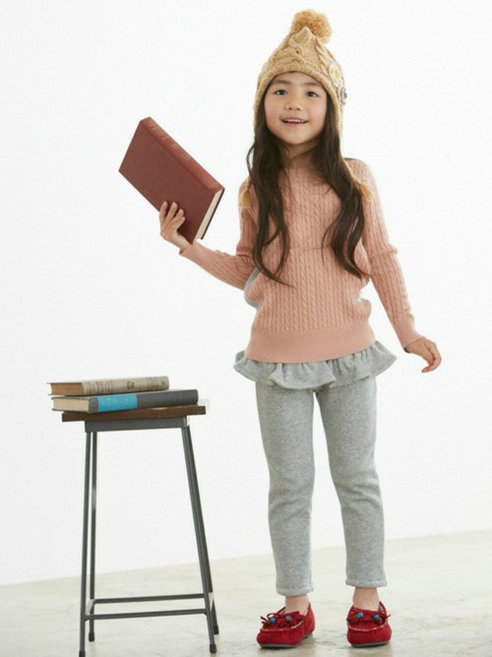 「セーター、ニット帽、ナチュラル、キッズコーデ、シンプルコーデ、女の子、こどもコーデ、kidsfashion、キッズファッション、F.O.Online Store」｜「Seraphのコントラストセーター（ニット/セーター、ピンク系）」を使った、F.O.OnlineStoreさん（キッズ・110cm）の秋コーディネートの1枚目の写真