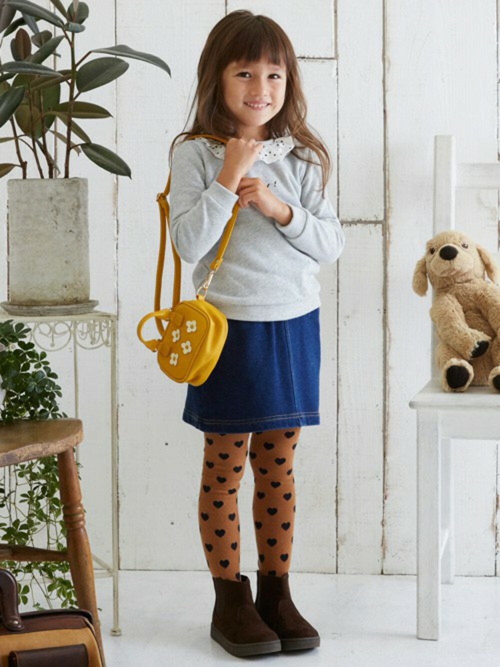 「秋のコーデ、ナチュラル、タイツ、キッズコーデ、女の子、こどもコーデ、kidsfashion、キッズファッション、F.O.Online Store」｜「apres les coursの衿フリルラメトレーナー（スウェット、グレー系）」を使った、F.O.OnlineStoreさん（キッズ・110cm）の秋コーディネートの1枚目の写真