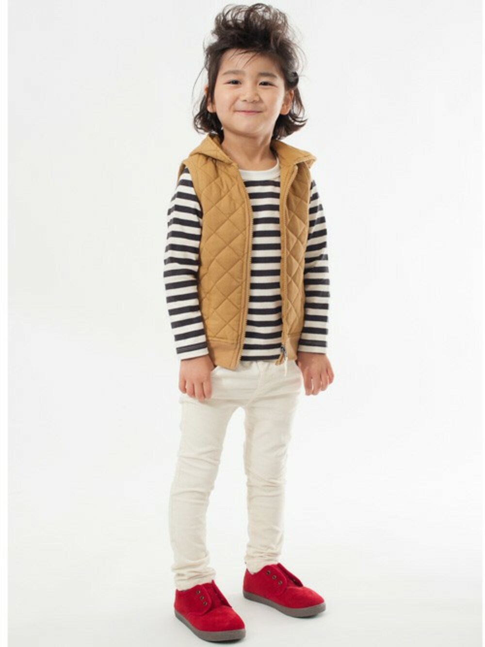 「シンプル、秋のコーデ、キッズコーデ、男の子、シンプルコーデ、カジュアルコーデ、こどもコーデ、kidsfashion、キッズファッション、F.O.Online Store」｜「apres les coursのキルトベスト（ダウンベスト、イエロー系）」を使った、F.O.OnlineStoreさん（キッズ・110cm）の秋コーディネートの1枚目の写真