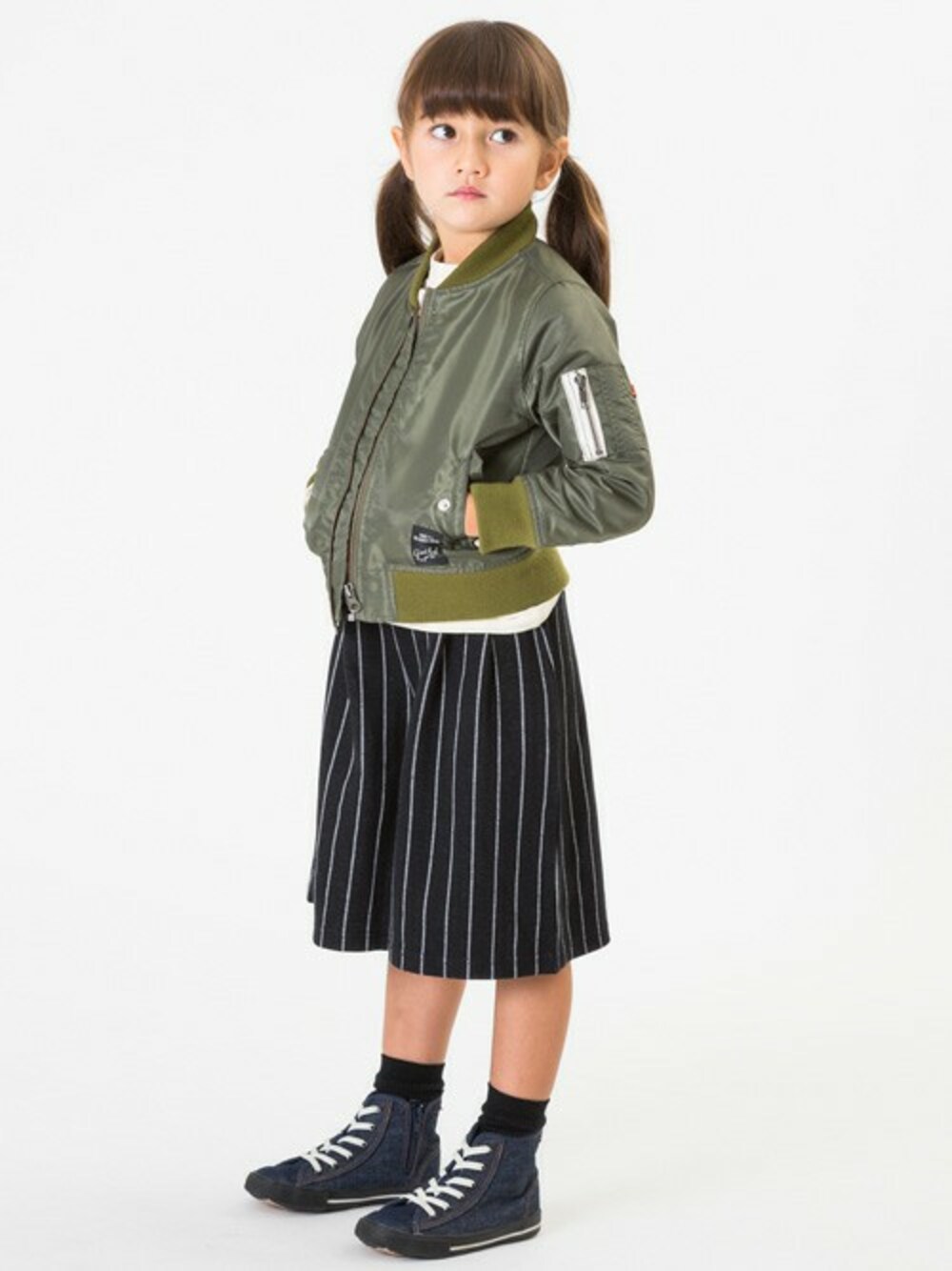 「MA-1、キッズコーデ、女の子、カジュアルコーデ、こどもコーデ、kidsfashion、キッズファッション、F.O.Online Store」｜「BREEZEのＭＡ-1ジャケット（MA-1、グリーン系）」を使った、F.O.OnlineStoreさん（キッズ・110cm）の秋コーディネートの1枚目の写真
