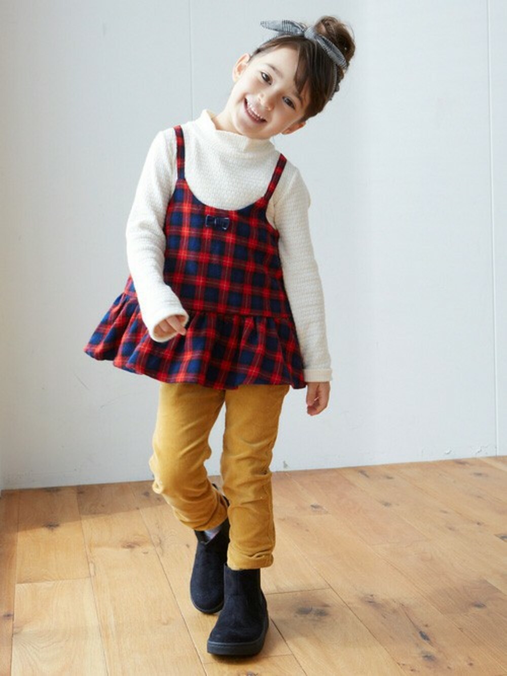 「チェックシャツ、秋のコーデ、キッズコーデ、女の子、カジュアルコーデ、kidsfashion、おんなのこ、キッズファッション、F.O.Online Store」｜「apres les coursのボーダー＆ボアリバーシブルベスト（ダウンベスト、ベージュ系）」を使った、F.O.OnlineStoreさん（キッズ・110cm）の秋コーディネートの1枚目の写真