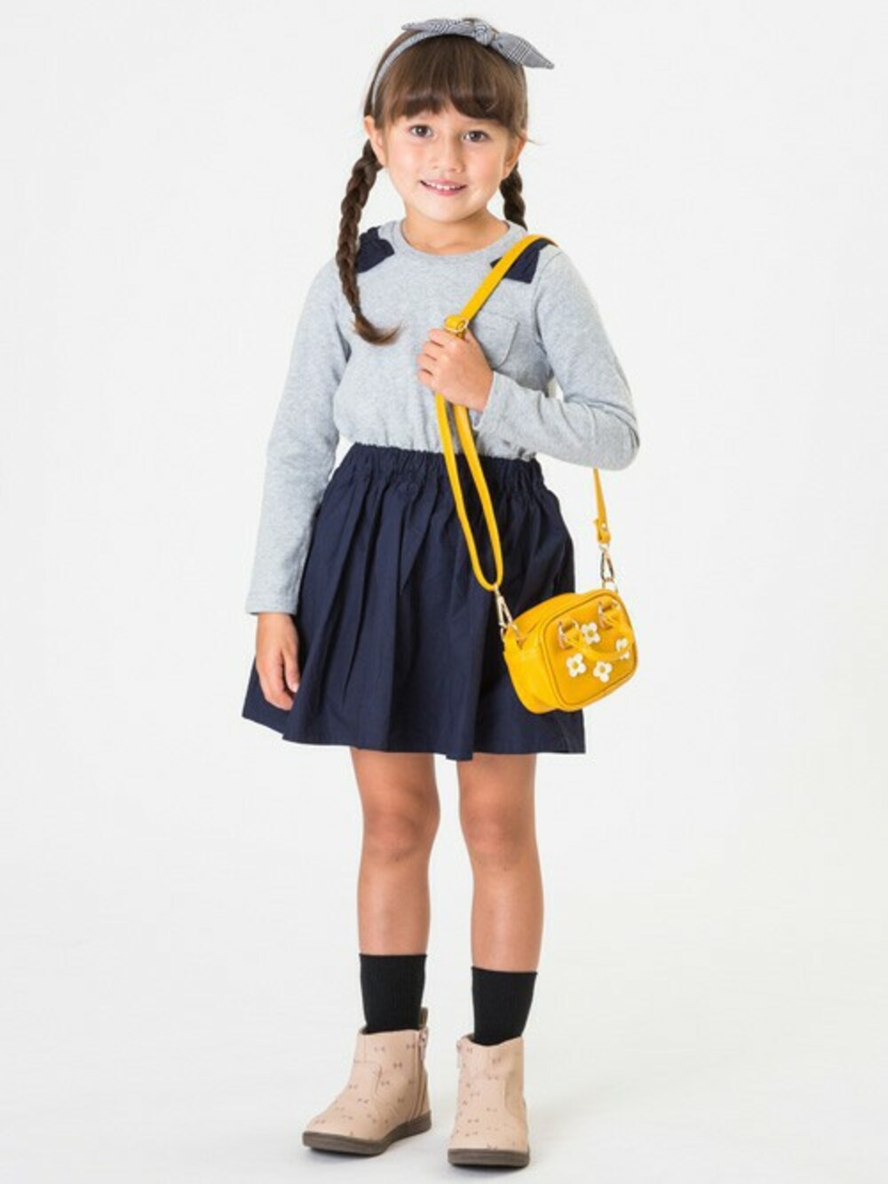 「ワンピース、ブーツ、キッズコーデ、ポシェット、女の子、女の子コーデ、キッズファッション、F.O.Online Store」｜「apres les coursのリボンドッキングワンピース（ワンピース、グレー系）」を使った、F.O.OnlineStoreさん（キッズ・110cm）の秋コーディネートの1枚目の写真