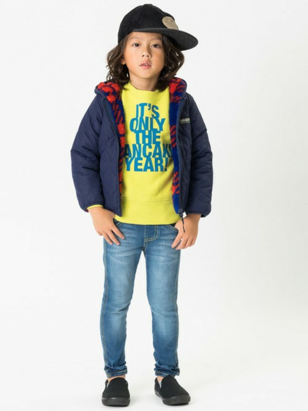 「秋のコーデ、キッズコーデ、男の子、カジュアルコーデ、おとこのこ、こどもコーデ、kidsfashion、キッズファッション、子供カッコイイ、F.O.Online Store」｜「BREEZEの3柄リバーシブルブルゾン（ブルゾン、ブルー系）」を使った、F.O.OnlineStoreさん（キッズ・110cm）の秋コーディネートの1枚目の写真