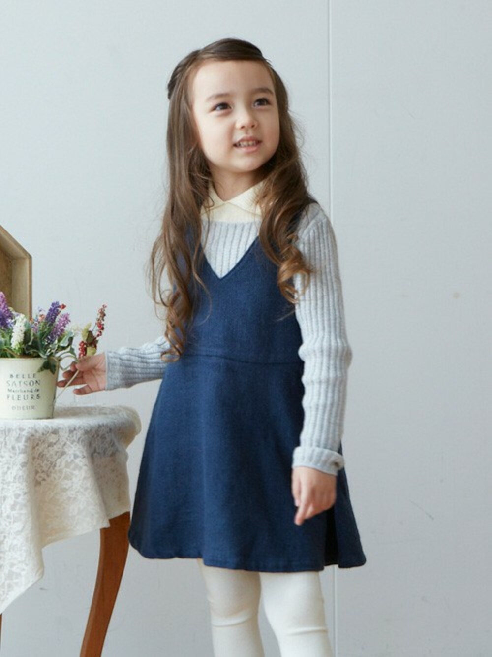 「シンプル、秋のコーデ、ジャンスカ、キッズコーデ、女の子、こどもコーデ、kidsfashion、おんなのこ、キッズファッション、F.O.Online Store」｜「apres les coursの後リボンジャンスカ（ワンピース、ブルー系）」を使った、F.O.OnlineStoreさん（キッズ・110cm）の秋コーディネートの1枚目の写真