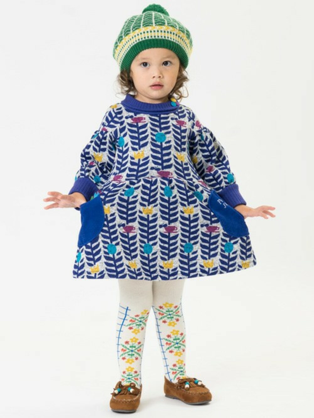 「　、花柄、秋のコーデ、キッズコーデ、花柄ワンピース、女の子、こどもコーデ、kidsfashion、キッズファッション、F.O.Online Store」｜「Petit jamのお花に見える食器柄ワンピース（ワンピース、ブルー系）」を使った、F.O.OnlineStoreさん（キッズ・110cm）の秋コーディネートの1枚目の写真
