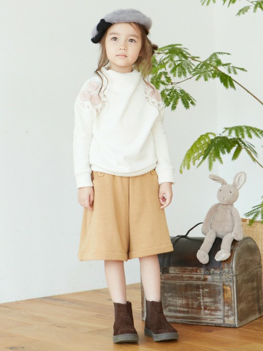 「キッズコーデ、ガウチョパンツ、シンプルコーデ、女の子、カジュアルコーデ、こどもコーデ、kidsfashion、キッズファッション、F.O.Online Store」｜「apres les coursのガウチョパンツ(6分丈)（その他パンツ、ベージュ系）」を使った、F.O.OnlineStoreさん（キッズ・110cm）の秋コーディネートの1枚目の写真