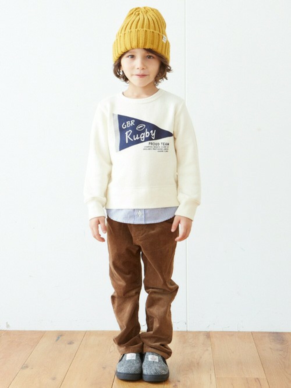 「トレーナー、冬コーデ、キッズコーデ、男の子、カジュアルコーデ、こどもコーデ、kidsfashion、キッズファッション、F.O.Online Store」｜「apres les coursのシャツレイヤード風トレーナー（スウェット、ホワイト系）」を使った、F.O.OnlineStoreさん（キッズ・110cm）の秋コーディネートの1枚目の写真