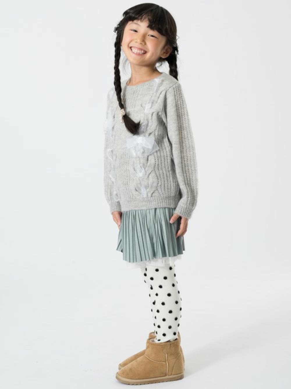 「ニット、セーター、キッズコーデ、プリーツスカート、プリーツ、女の子、こどもコーデ、kidsfashion、キッズファッション、F.O.Online Store」｜「apres les coursのリボン編み込みセーター（ニット/セーター、グレー系）」を使った、F.O.OnlineStoreさん（キッズ・110cm）の秋コーディネートの1枚目の写真