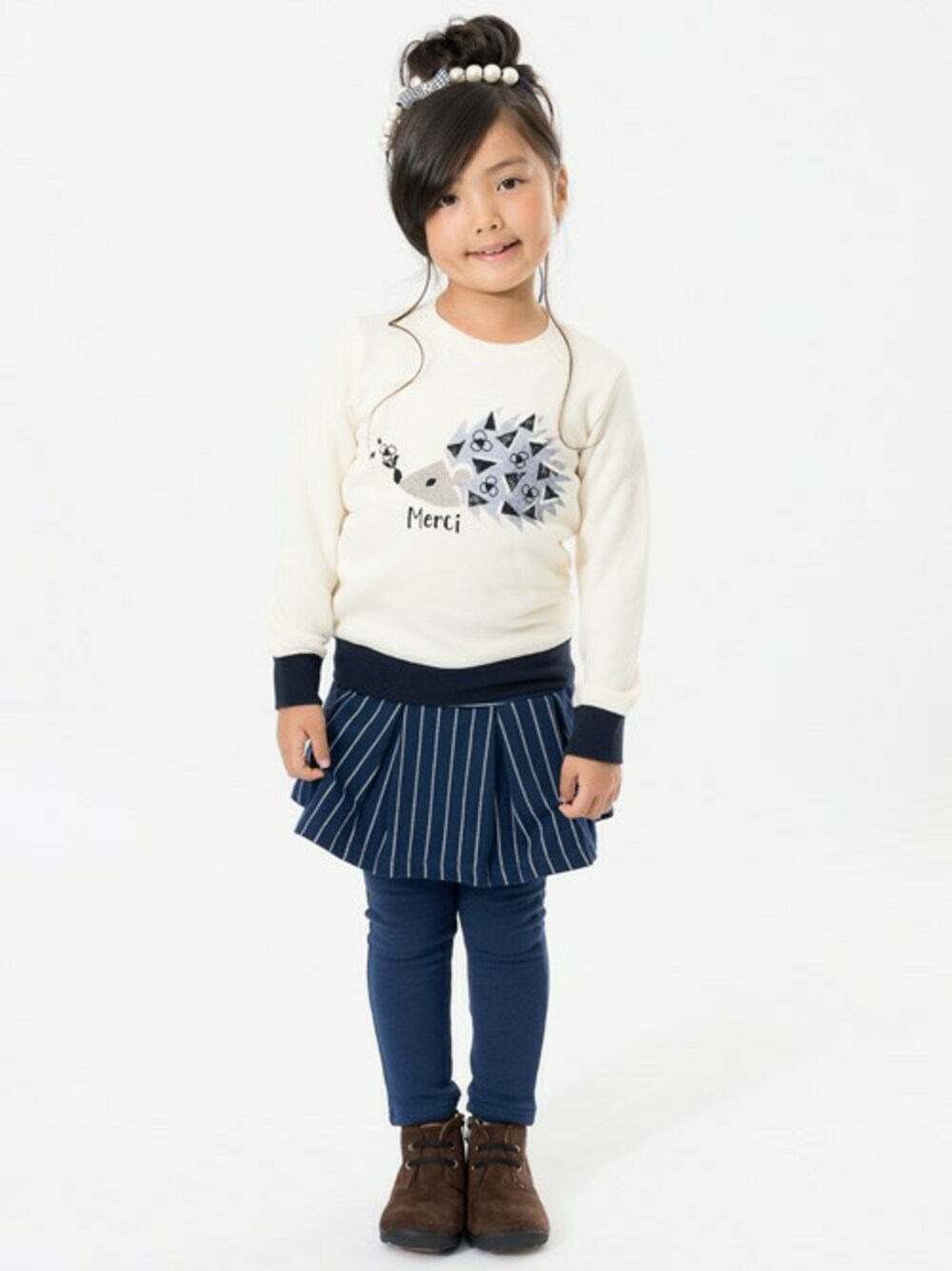 「スウェット、冬コーデ、キッズコーデ、女の子、こどもコーデ、ハリネズミ、kidsfashion、おんなのこ、キッズファッション、F.O.Online Store」｜「apres les coursのハリネズミプリントトレーナー（スウェット、ホワイト系）」を使った、F.O.OnlineStoreさん（キッズ・110cm）の秋コーディネートの1枚目の写真