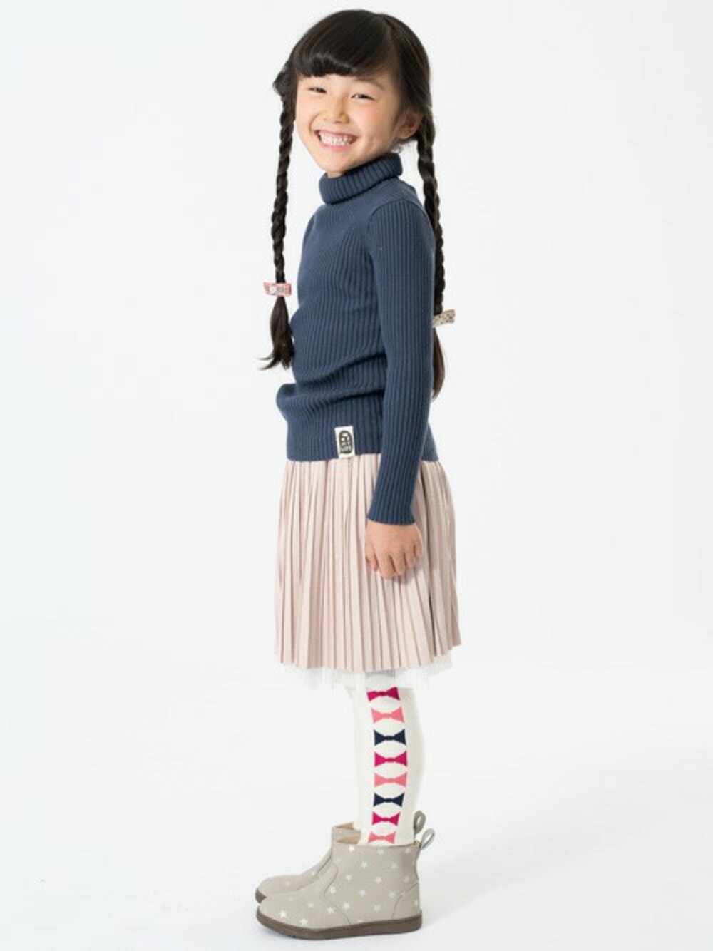 「冬コーデ、タートルネック、キッズコーデ、プリーツスカート、女の子、こどもコーデ、kidsfashion、おんなのこ、キッズファッション、F.O.Online Store」｜「apres les coursのデイリーリブニットタートル（ニット/セーター、ブルー系）」を使った、F.O.OnlineStoreさん（キッズ・110cm）の秋コーディネートの1枚目の写真