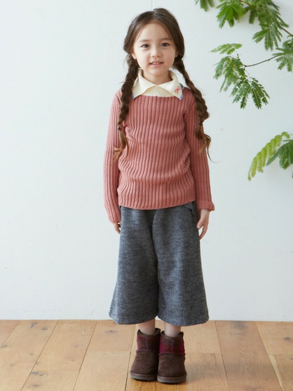 「ニット、キッズコーデ、ガウチョパンツ、女の子、こどもコーデ、kidsfashion、おんなのこ、キッズファッション、F.O.Online Store」｜「apres les coursの衿リブニット（ニット/セーター、ピンク系）」を使った、F.O.OnlineStoreさん（キッズ・110cm）の秋コーディネートの1枚目の写真