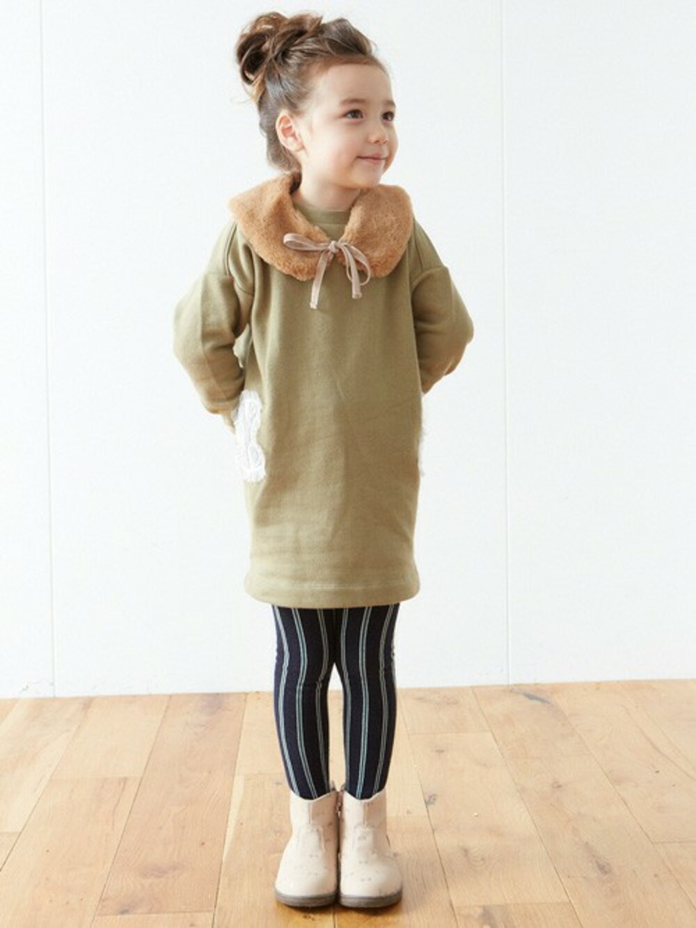 「ファー、ワンピース、カーキ、キッズコーデ、女の子、こどもコーデ、kidsfashion、おんなのこ、キッズファッション、F.O.Online Store」｜「apres les coursのリボンモチーフあったかトレーナーワンピ（ワンピース、グリーン系）」を使った、F.O.OnlineStoreさん（キッズ・110cm）の秋コーディネートの1枚目の写真