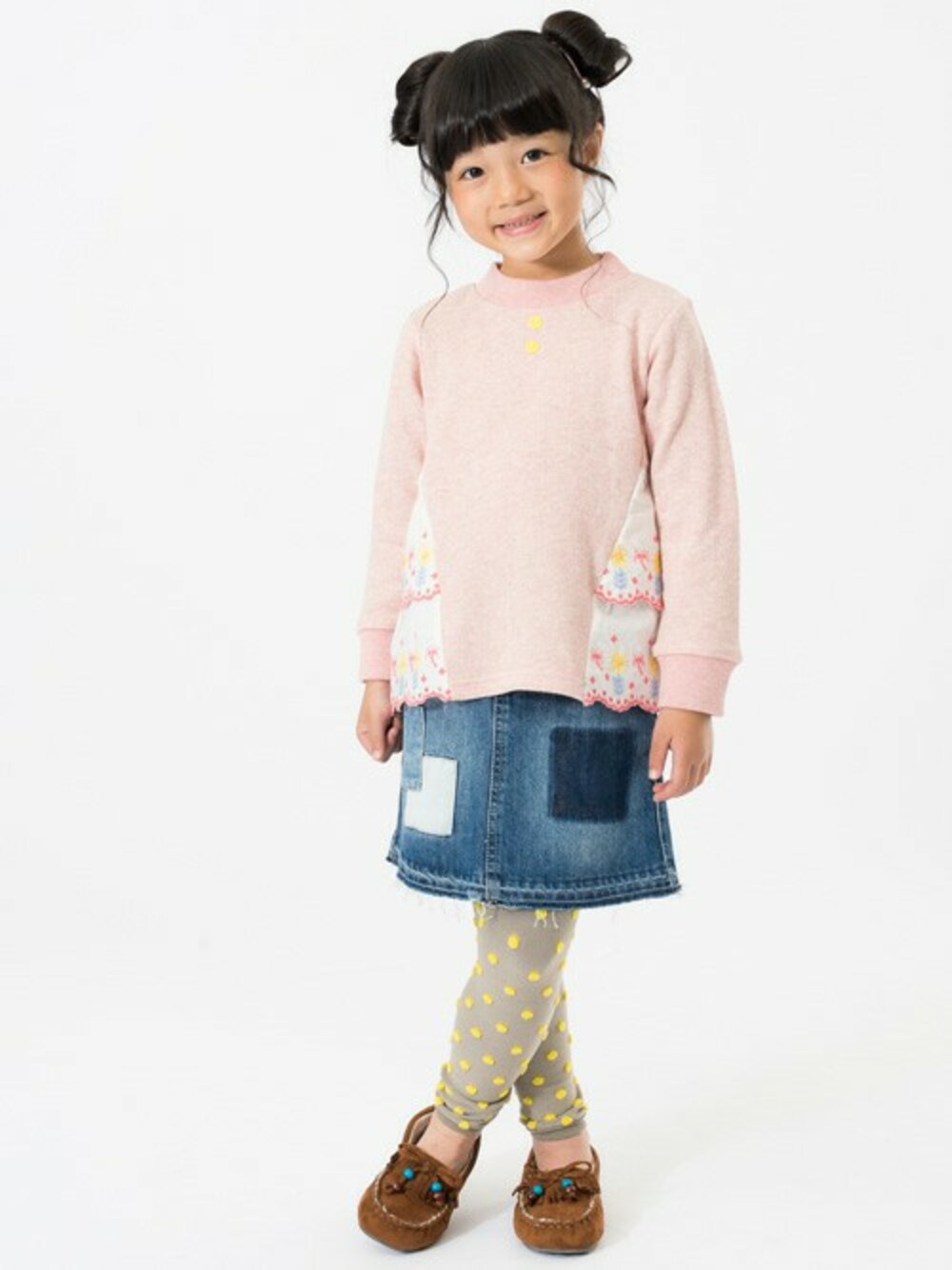 「ナチュラル、デニムスカート、フリル、キッズコーデ、女の子、こどもコーデ、kidsfashion、キッズファッション、冬のコーデ、F.O.Online Store」｜「apres les coursのレース切替デザイントレーナー（スウェット、ピンク系）」を使った、F.O.OnlineStoreさん（キッズ・110cm）の冬コーディネートの1枚目の写真