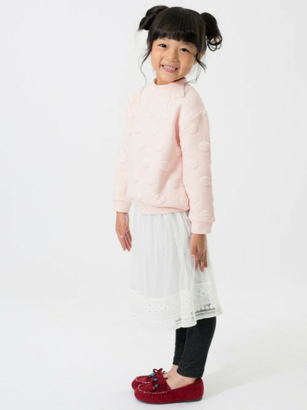 「ナチュラル、キッズコーデ、女の子、こどもコーデ、kidsfashion、おんなのこ、キッズファッション、冬のコーデ、F.O.Online Store」｜「apres les coursのドット総柄トレーナー（スウェット、ピンク系）」を使った、F.O.OnlineStoreさん（キッズ・110cm）の冬コーディネートの1枚目の写真