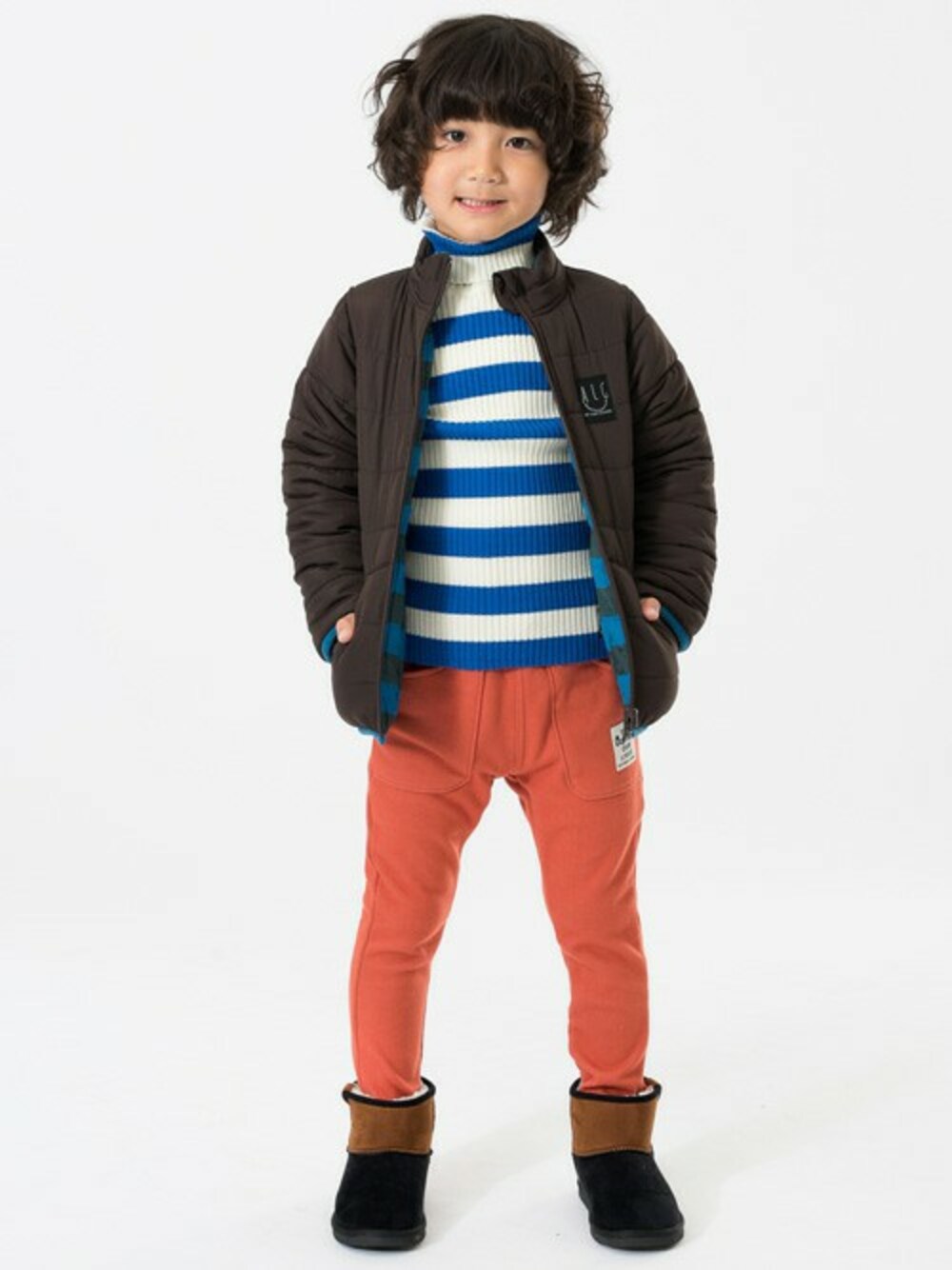 「ボーダー、キッズコーデ、男の子、カジュアルコーデ、おとこのこ、こどもコーデ、kidsfashion、キッズファッション、冬のコーデ、F.O.Online Store」｜「apres les coursのリバーシブル中綿ジャケット（ダウンジャケット/コート、ブラウン系）」を使った、F.O.OnlineStoreさん（キッズ・110cm）の冬コーディネートの1枚目の写真